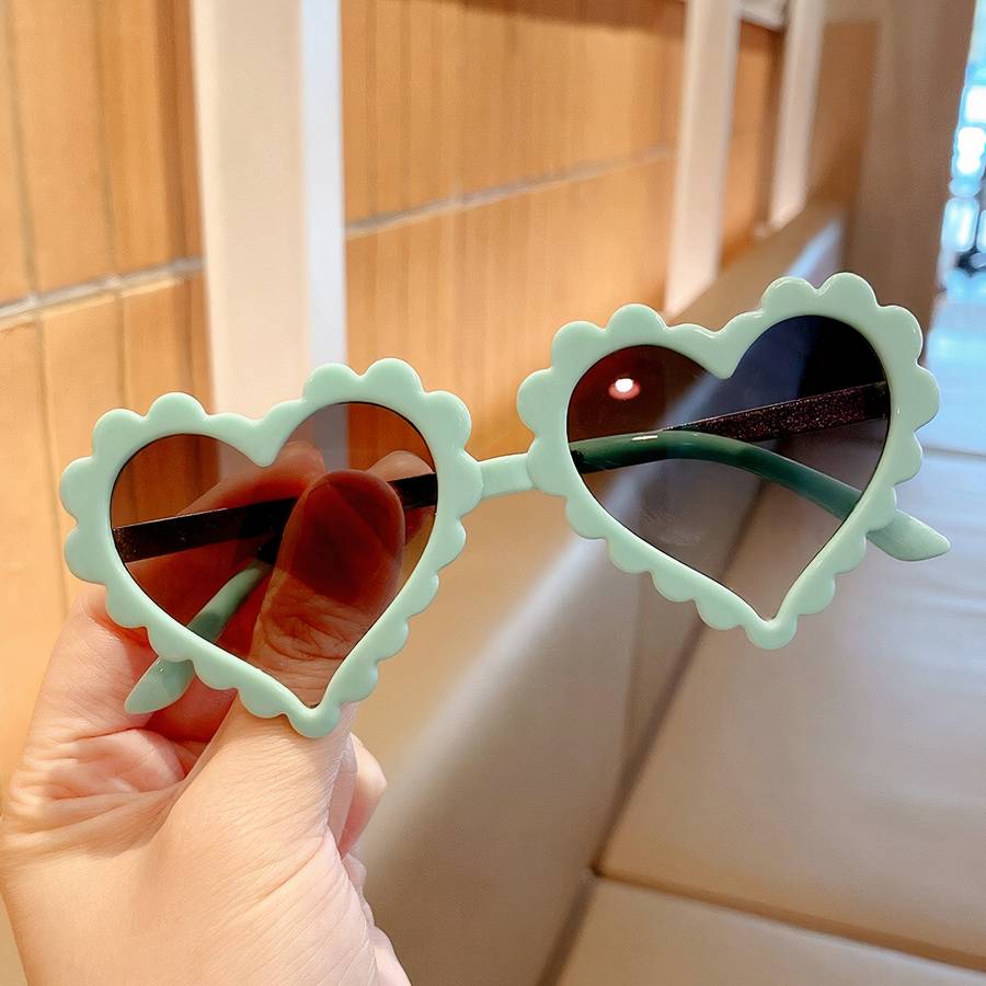 Lunette colorée avec un design en forme de coeur pour enfant – Image 5
