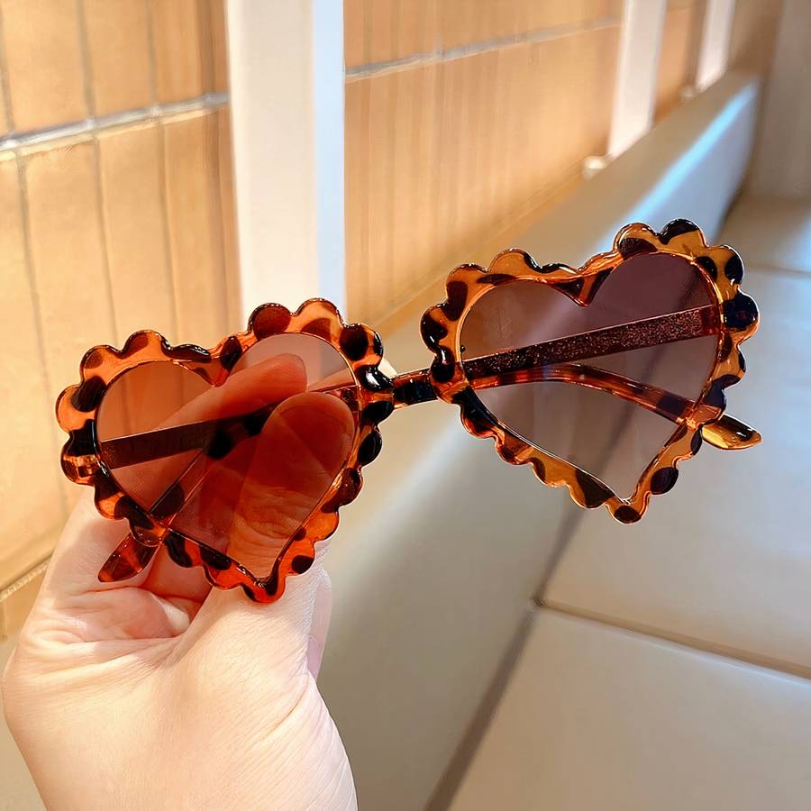 Lunette colorée avec un design en forme de coeur pour enfant – Image 4