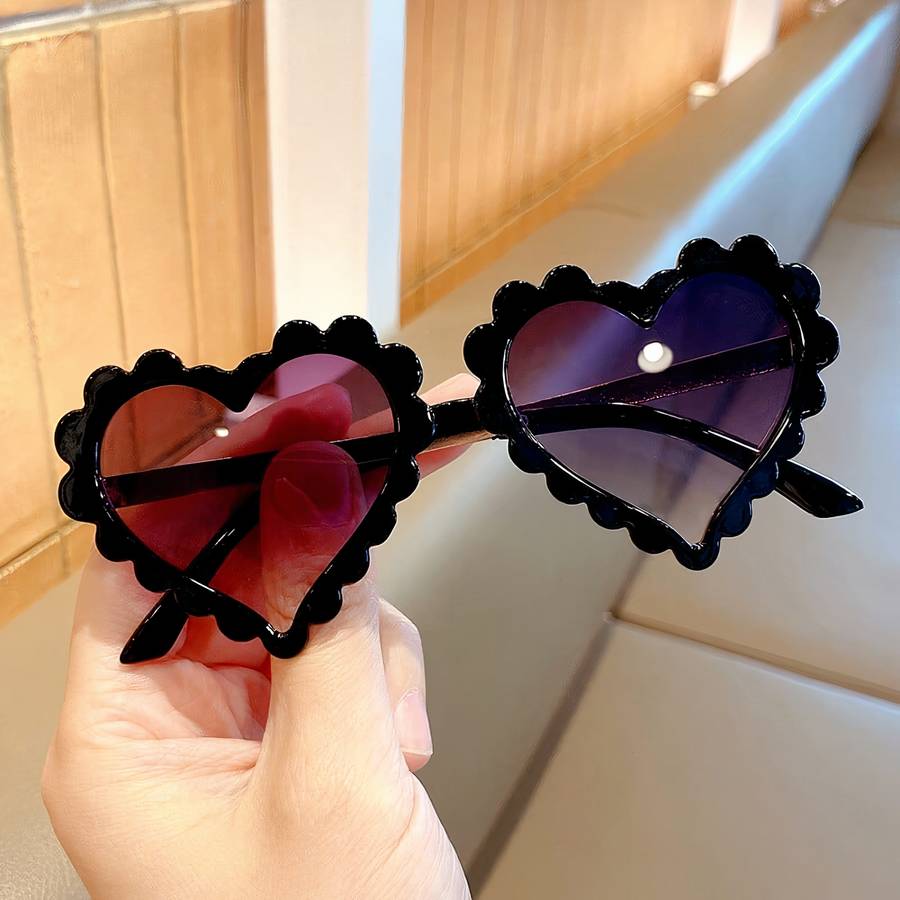 Lunette colorée avec un design en forme de coeur pour enfant – Image 3
