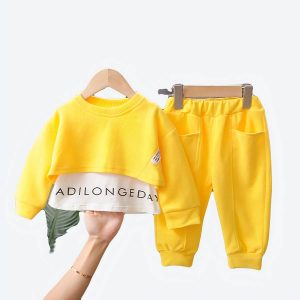 Sweat-shirt et pantalon à la mode