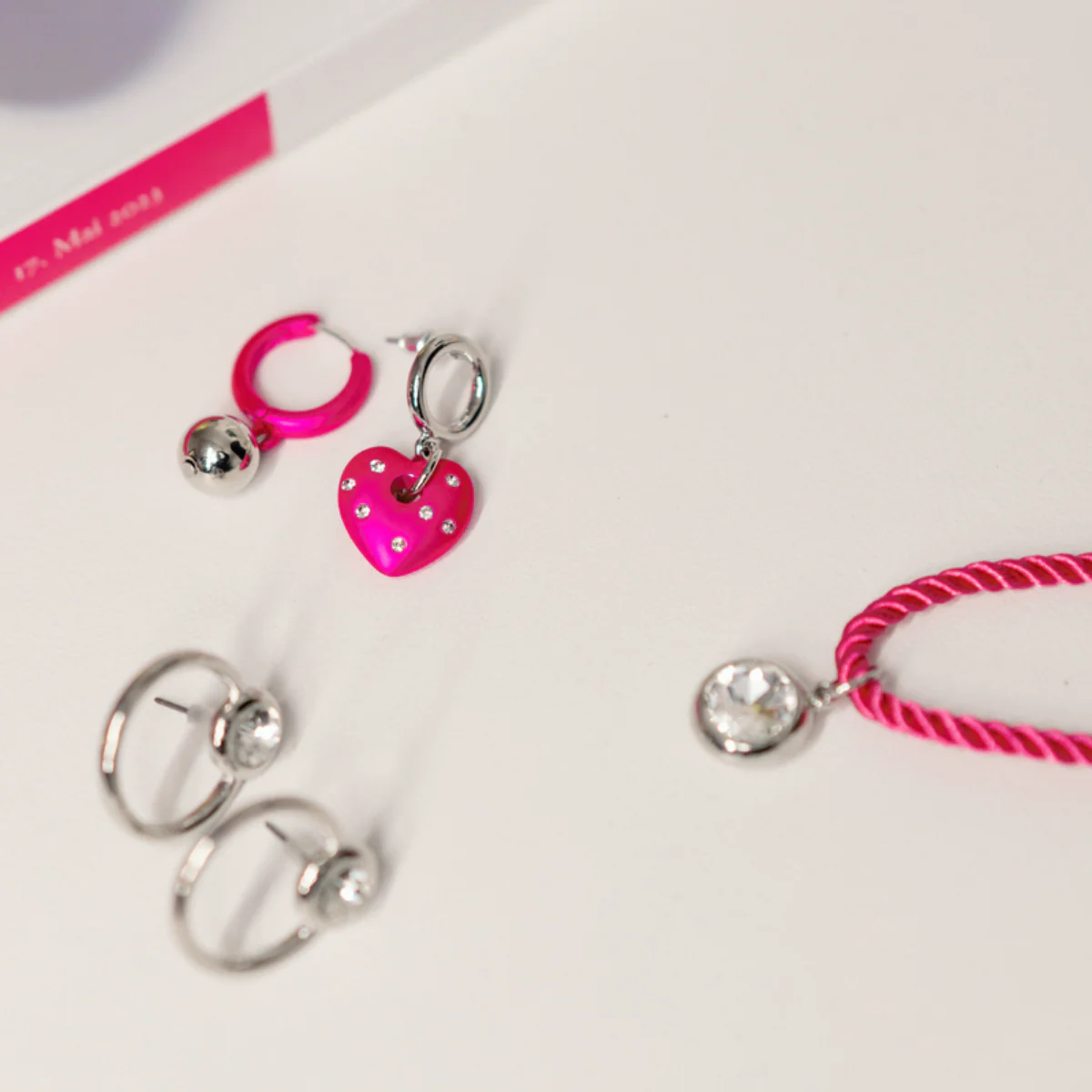 Boucles d'oreilles anneaux avec strass – Image 3