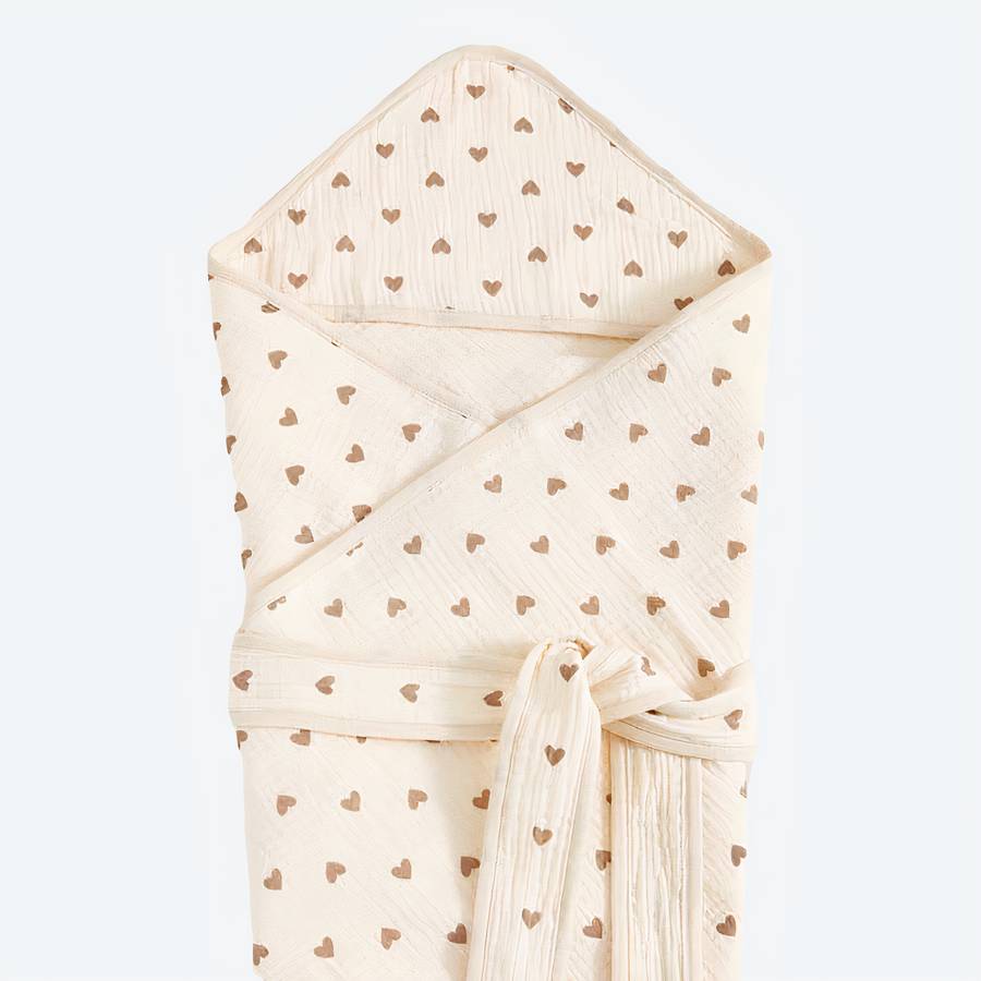 Cape de bain pour bébé beige avec cœurs
