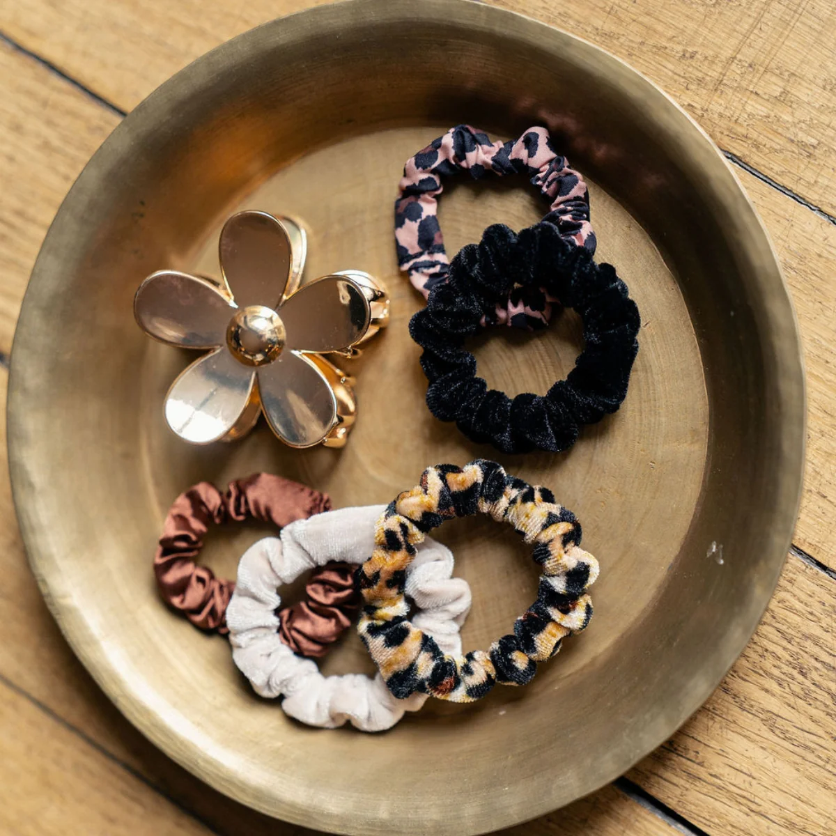 Set de 5 chouchous velours multicolores – Image 3