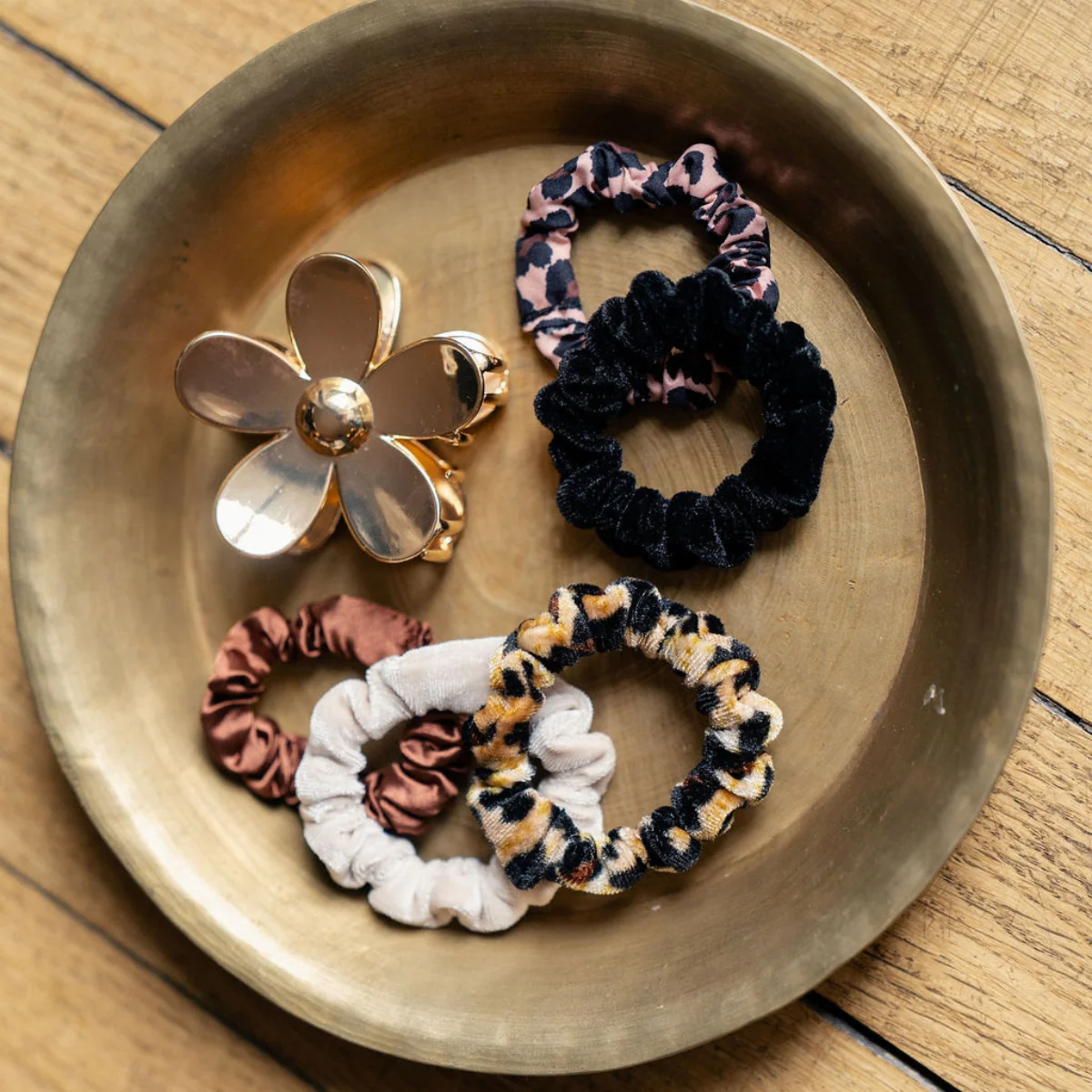 Pince à cheveux fleur dorée – Image 3