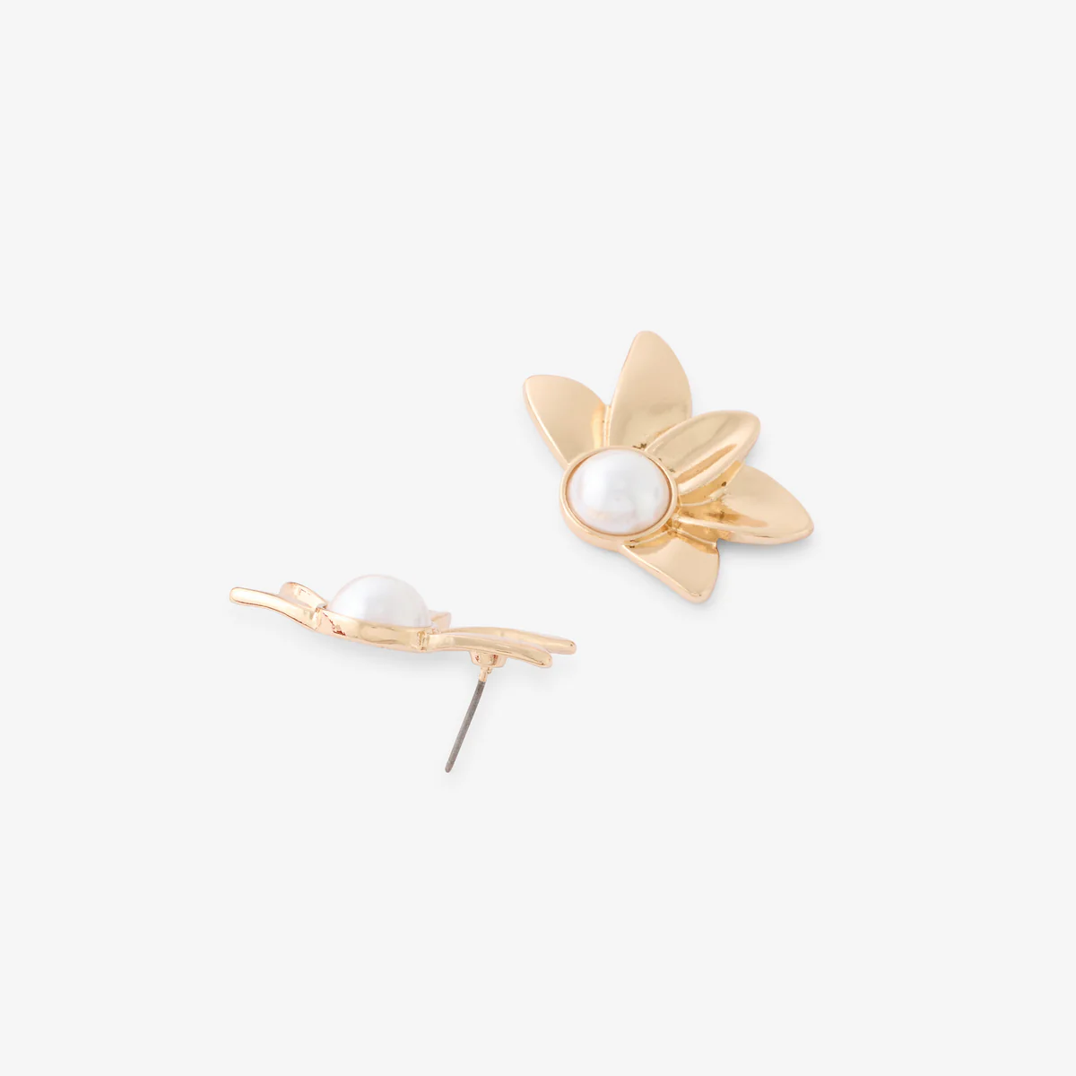 Boucles d'oreilles demi fleurs avec perle – Image 3