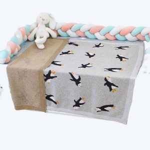 Couverture tricotée en motif pingouin pour bébé