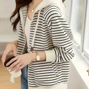 Veste Légère à Capuche pour Femme avec Coupe Confortable, Idéale pour l’Automne