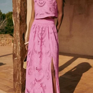 Ensemble deux pièces femme brodé Santorin élégant – Haut court sans manches et jupe longue fluide – Tenue d’été légère et décontractée pour la plage