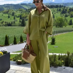 Ensemble chemise ample et pantalon large en matière légère