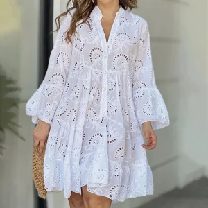 Robe Mini Élegante Femme en Broderie Anglaise – Col V Bohème avec Boutons et Manches Évasées