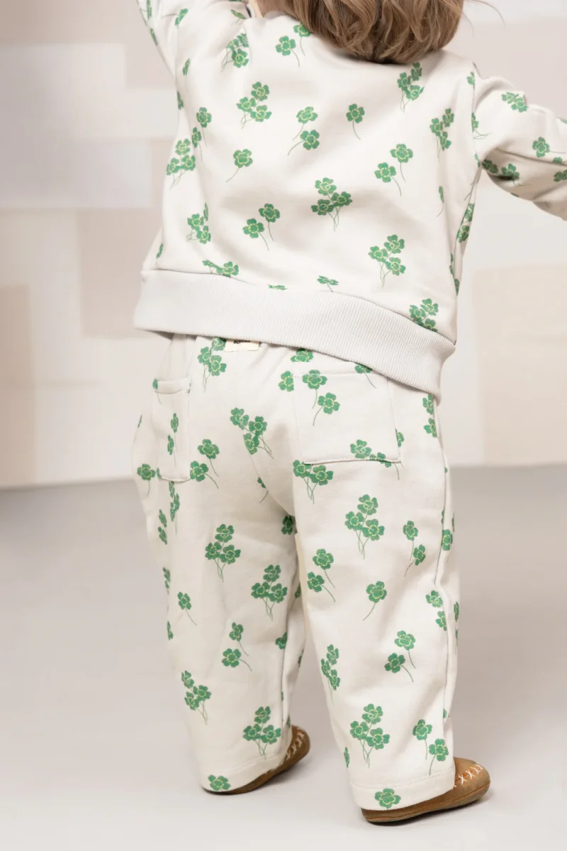 Pantalon Carrot Molleton Gris trèfles – Image 3