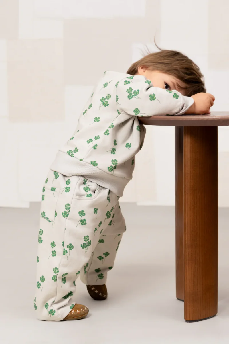 Pantalon Carrot Molleton Gris trèfles – Image 4